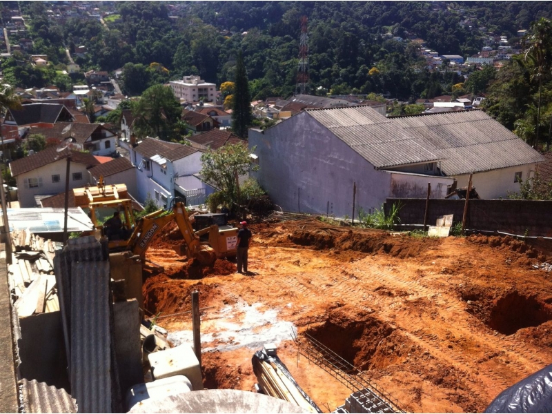 TERRAPLANAGEM EM PETROPOLIS - RJ