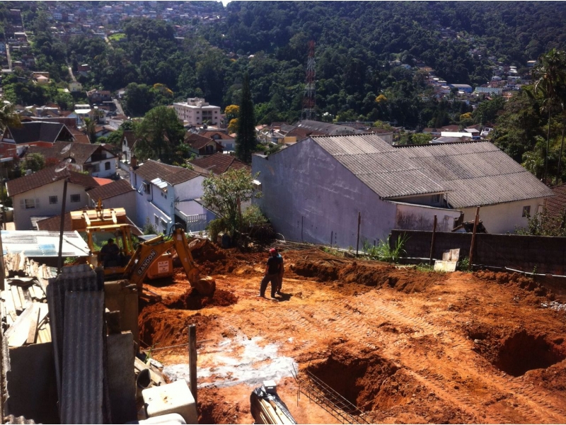 TERRAPLANAGEM EM PETROPOLIS - RJ