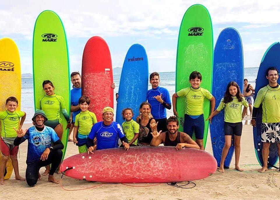ESCOLA DE SURF NA BARRA DA LAGOA EM FLORIANÓPOLIS - SC