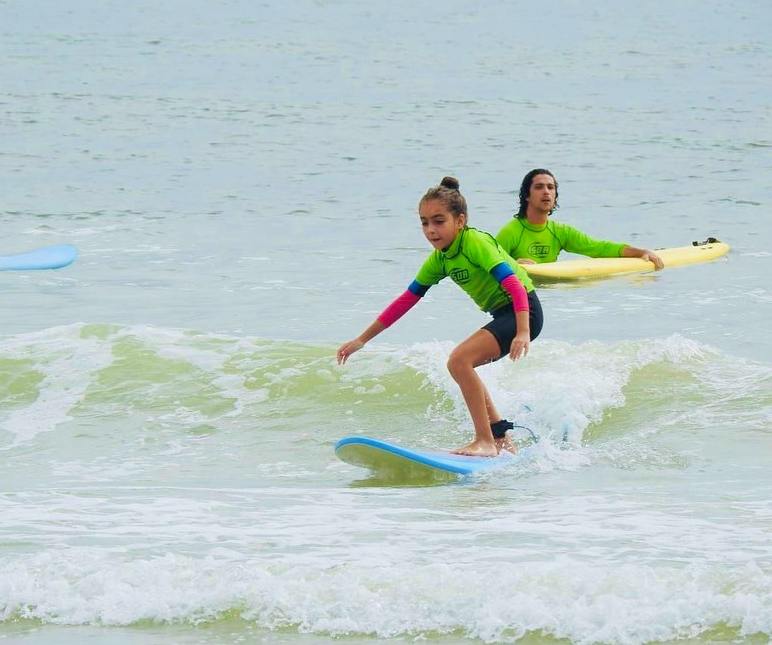 ESCOLA DE SURF NA BARRA DA LAGOA EM FLORIANÓPOLIS - SC