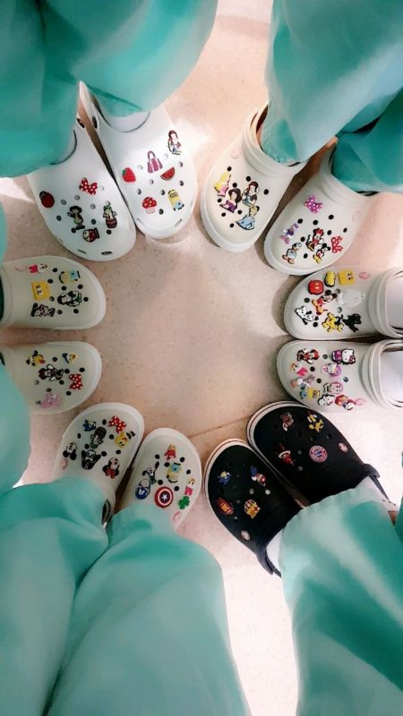 crocs com pins